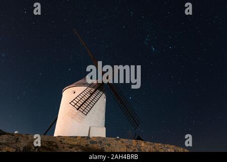 Espagne, province de Tolède, Consuegra, ancien moulin à vent debout contre le ciel étoilé Banque D'Images