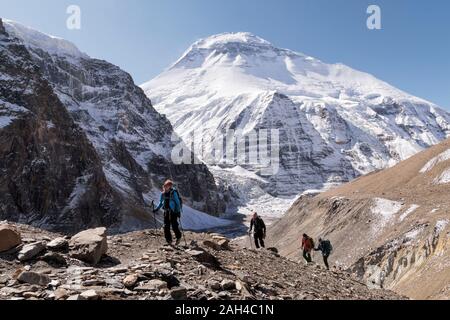 Groupe trekking au Glacier Chonbarden, Dhaulagiri Dhaulagiri Trek 1, Circuit, Himalaya, Népal Banque D'Images