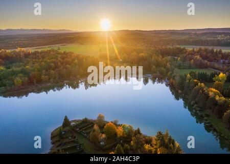 Allemagne, Berlin, Toelzer, terres Konigsdorf, vue aérienne des forêts et Baggersee au coucher du soleil Banque D'Images