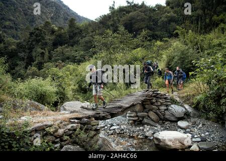 Groupe de randonnée traversant la rivière à Myagdi Khola, Gorge Circuit Dhaulagiri Trek, Himalaya, Népal Banque D'Images