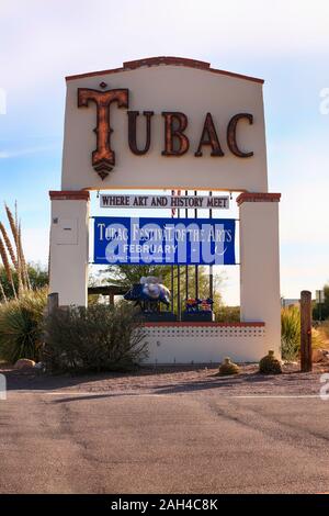 Grand panneau à l'entrée de Tubac, cette petite ville non loin de la frontière mexicaine en Arizona Banque D'Images