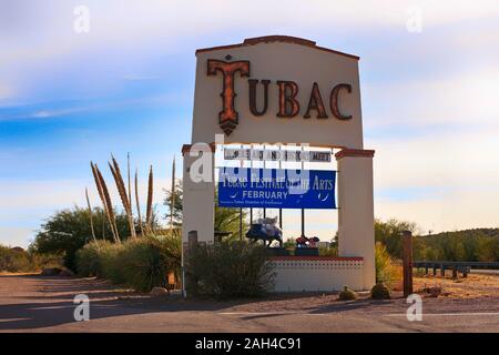 Grand panneau à l'entrée de Tubac, cette petite ville non loin de la frontière mexicaine en Arizona Banque D'Images