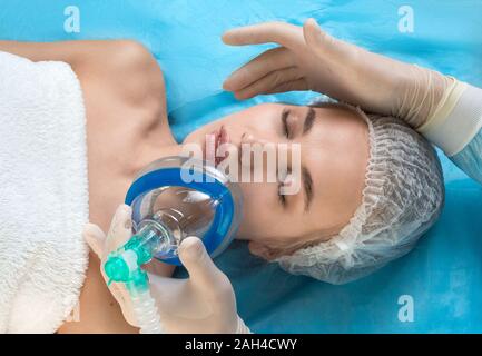 Belle patient reçoit. nnesthetic Close up face d'un patient et les mains d'un médecin. Concept de la santé. Banque D'Images