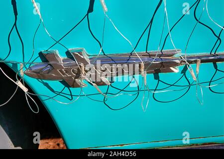 De près de l'insigne de chrome d'un bleu turquoise Hudson Hornet 1951 voiture américaine classique dans Tubac, Arizona Banque D'Images