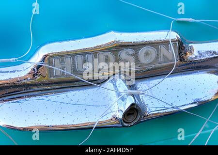 De près de l'insigne de chrome d'un bleu turquoise Hudson Hornet 1951 voiture américaine classique dans Tubac, Arizona Banque D'Images