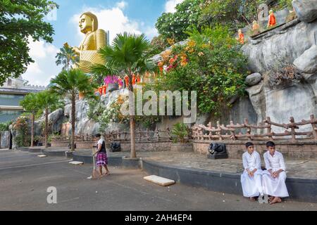 Vue sur le Temple d'or de Dambulla, à Dambulla, Sri Lanka Banque D'Images