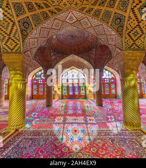 Nasir-ol-Molk connu aussi sous le nom de mosquée mosquée rose avec la lumière à travers ses vitraux, à Shiraz, Iran Banque D'Images