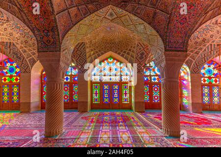 Nasir-ol-Molk connu aussi sous le nom de mosquée mosquée rose avec la lumière à travers ses vitraux, à Shiraz, Iran Banque D'Images