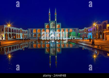 La mosquée Amir Chakhmaq et son reflet dans la piscine, au crépuscule, à Yazd, Iran Banque D'Images