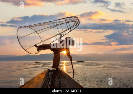 Les pêcheurs dans le lac Inle connu aussi sous le nom de Myanmar, les rameurs de la jambe Banque D'Images