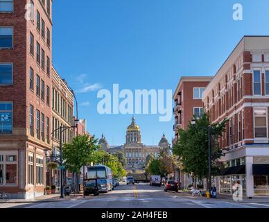 Vue vers la capitale de l'Etat (Statehouse) de E Locust St dans l'East Village, Des Moines, Iowa, USA. Banque D'Images