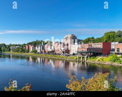 La rivière Kennebec à vers le centre-ville historique, au bord de l'Augusta, Maine, USA Banque D'Images