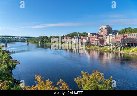 La rivière Kennebec à vers le centre-ville historique, au bord de l'Augusta, Maine, USA Banque D'Images