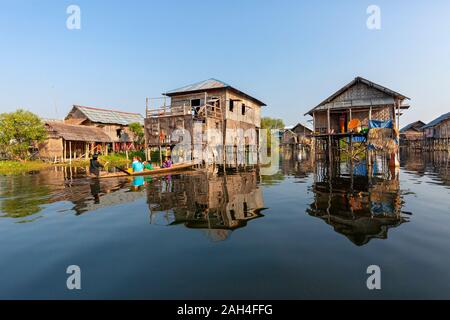 Des maisons sur pilotis dans le village flottant, au Lac Inle, Myanmar Banque D'Images