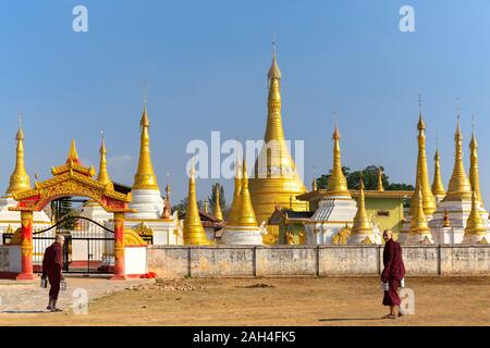 Moines en face de l'golden stupas, à Pindaya, Myanmar Banque D'Images