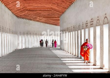 Le moine bouddhiste marche dans le hall d'entrée du temple, dans la région de Bagan, Myanmar Banque D'Images