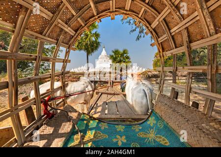 La Pagode blanche connue comme Hsinbyume, situé près de Mingun, à travers la couverture de charrette, à Mandalay, Myanmar. Banque D'Images