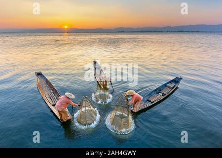 Les pêcheurs dans le lac Inle connu aussi sous le nom de Myanmar, les rameurs de la jambe Banque D'Images