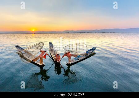 Les pêcheurs dans le lac Inle connu aussi sous le nom de Myanmar, les rameurs de la jambe Banque D'Images