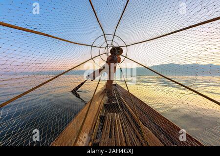 Les pêcheurs dans le lac Inle connu aussi sous le nom de Myanmar, les rameurs de la jambe Banque D'Images