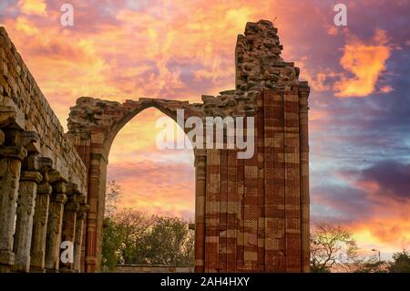 Broen arch au Qutub Minar encadrant un ciel assombri. Souligne la nécessité de préserver nos monuments nationaux Banque D'Images