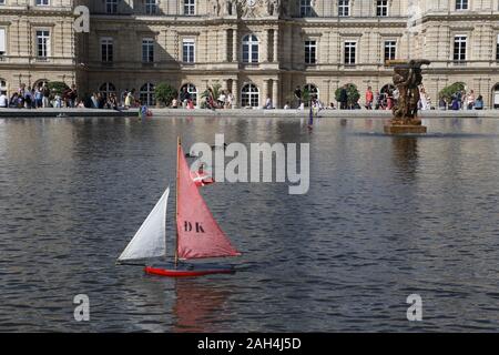 Bateaux en bois dans le jardin du Luxembourg à Paris Banque D'Images