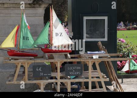 Bateaux en bois dans le jardin du Luxembourg à Paris Banque D'Images