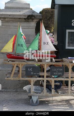 Bateaux en bois dans le jardin du Luxembourg à Paris Banque D'Images