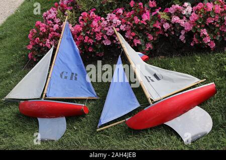 Bateaux en bois dans le jardin du Luxembourg à Paris Banque D'Images