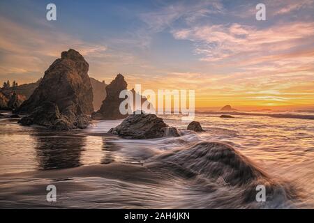 Seascape de soleil colorés lors d'une plage de la Californie du Nord Banque D'Images