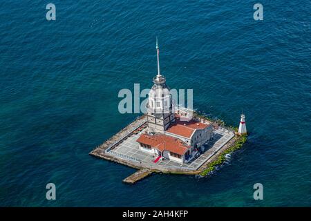 Tour de la jeune fille prise de vue aérienne. Vue aérienne d'hélicoptère Tour de la jeune fille en Uskudar Istanbul / Kiz Kulesi, Turquie Banque D'Images