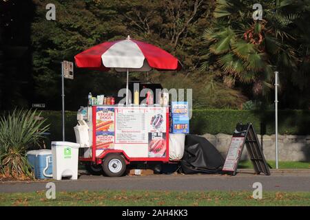 Vancouver, Canada - le 5 octobre 2019 : Street food truck vendre des hot dogs sur Sunset Beach à Vancouver Banque D'Images