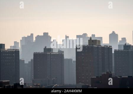 Valeurs d'immeubles à appartements dans le quartier de Harlem à New York vu le Dimanche, Décembre 22, 2019. (© Richard B. Levine) Banque D'Images