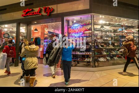 La foule des acheteurs de dernière minute lors de la chausse sneaker store dans le Queens Center Mall dans le borough du Queens à New York, le soi-disant super samedi. le samedi avant Noël, le 21 décembre 2019. Les analystes prédisent détail Super Samedi, qui s'appelle également la panique Samedi, les ventes de surpasser le vendredi noir avec plus de 147,8 millions de personnes shopping. (© Richard B. Levine) Banque D'Images