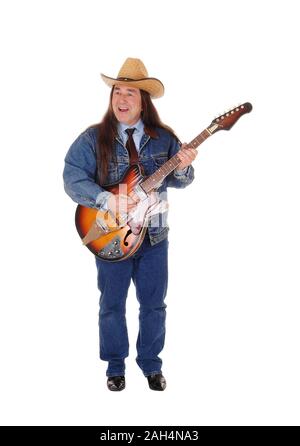 Un bel homme autochtone dans une veste, pantalon jeans et un chapeau de cowboy et permanent à jouer de la guitare, isolée pour fond blanc Banque D'Images