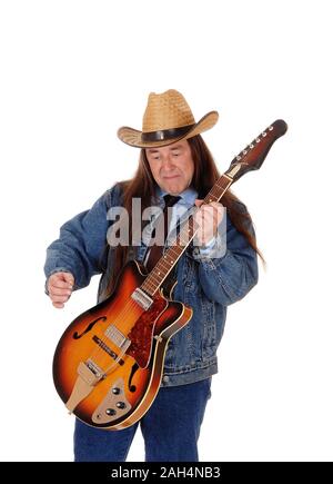 Un bel homme autochtone dans une veste, pantalon jeans et un chapeau de cowboy et permanent à jouer de la guitare, isolée pour fond blanc Banque D'Images