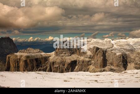 Pordoi Dolomites - col de montagne, situé entre le massif du Sella au nord et au sud des montagnes Marmolada Banque D'Images