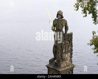 Statue de pierre d'un chevalier près du pont Charles à Prague Banque D'Images