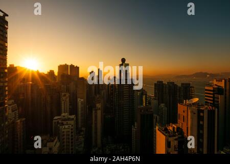 Skyscraper city skyline avec Ciel de coucher du soleil, à HongKong Banque D'Images