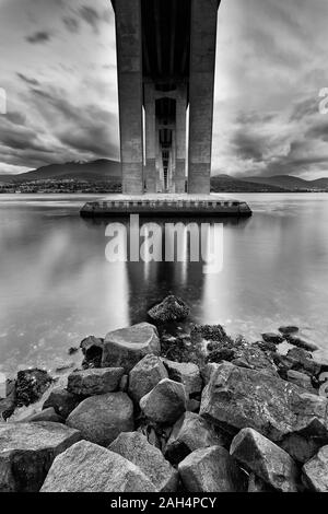 Point faible de la Tasman Bridge dans la ville de Hobart voyage Derwent River en vue de Mt Wellington à lever du soleil à contraste élevé blanc black voir. Banque D'Images