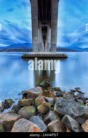 Point faible de la Tasman Bridge dans la ville de Hobart voyage Derwent River en vue de Mt Wellington au lever du soleil. Banque D'Images