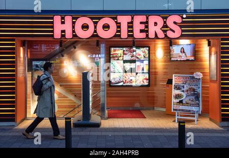 Chaîne de restaurants américains, Hooters vu à Tokyo, Japon. Banque D'Images