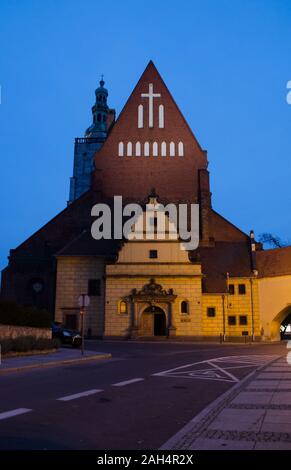Olesnica Pologne - 27.11.209 : Basilique de Saint John l'apôtre et évangéliste près de Olesnica Château. La nuit tirer. Attractions touristiques dans l'Est de l'UE Banque D'Images