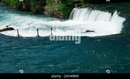 La rivière Buna et chute près de Blagaj Tekija chambre. Banque D'Images
