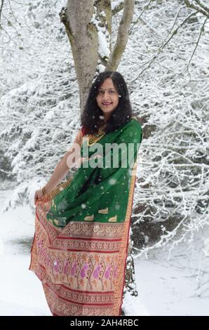 Habillé traditionnellement confiance femme indienne bénéficiant de neige Banque D'Images