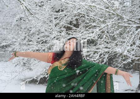 Habillé traditionnellement confiance femme indienne bénéficiant de neige Banque D'Images