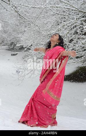 Habillé traditionnellement confiance femme indienne bénéficiant de neige Banque D'Images