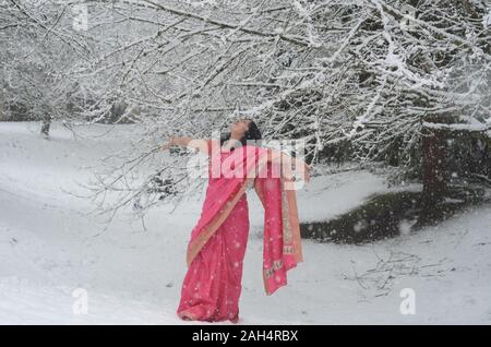 Habillé traditionnellement confiance femme indienne bénéficiant de neige Banque D'Images