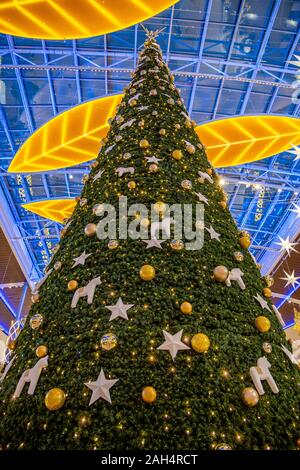 Moscou, Russie - le 24 décembre 2019 : : centre commercial MEGA magasin de décoration de Noël Banque D'Images