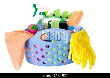 Nettoyage en plastique bleu caddy rempli d'un assortiment de fournitures telles que des bouteilles, des éponges, squirt torchons, gants en caoutchouc jaune et un jouet canard en caoutchouc Banque D'Images